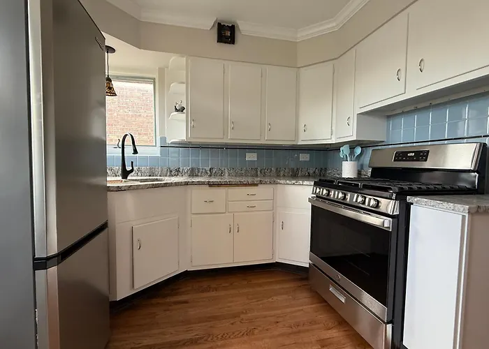 Charming Cozy 2 Bedroom 1 Ba Near Oak Park Fast Wifi Near Transportation Apartment